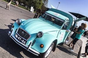 La 2 CV attire les touristes. Quel que soit son pays d'origine, tout le monde connait la 2CV