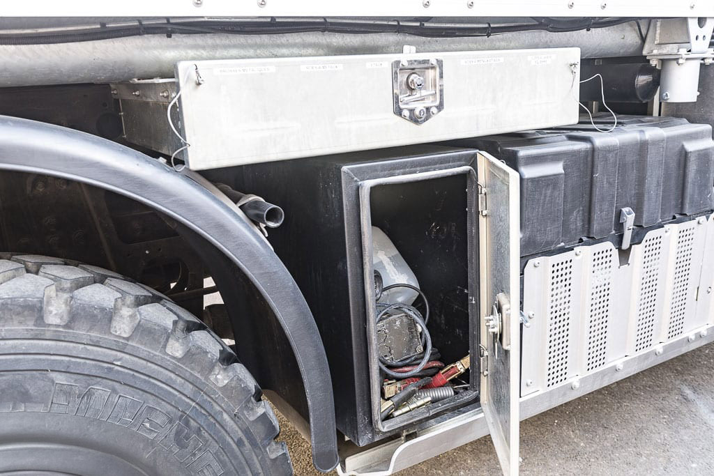 Des caissons ont été aménagés sur les flancs de l'Unimog