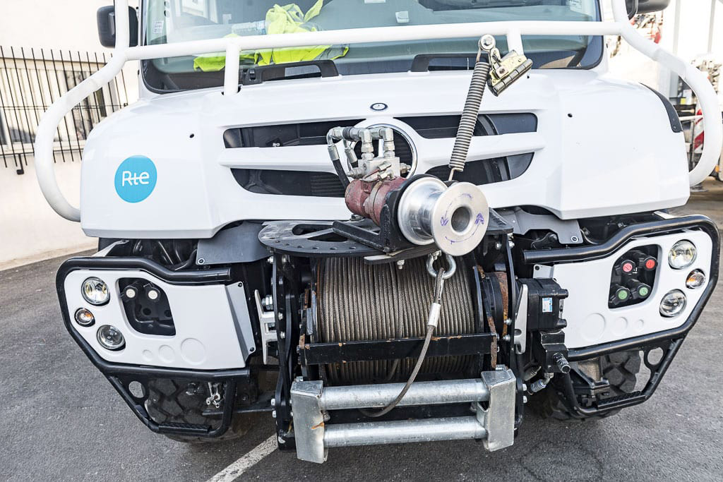 Le gros treuil à l'avant permet de mettre en place les lignes électriques
