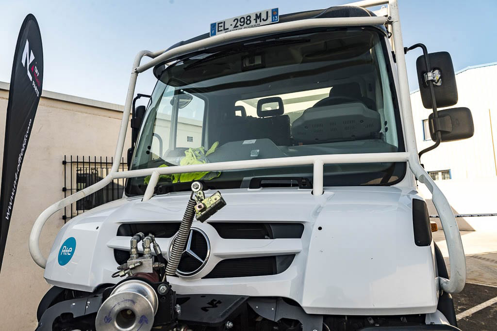 Un arceau réalisé par N4 protège la cabine de l'Unimog