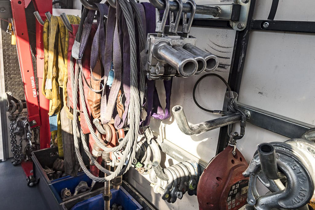 poulies, élingues, sangles tout trouve sa place dans l'atelier