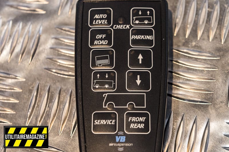 La télécommande permet de changer le réglage de la suspension : parking, mode automatique, mode off road ou réglage manuel.