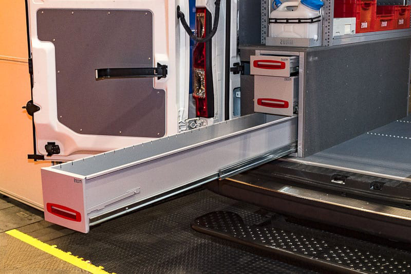 Trois longs tiroirs pour un vaste espace de rangement