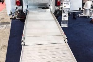 Rampe pivotante en aluminium WM Light Plus pour véhicule utilitaire.
