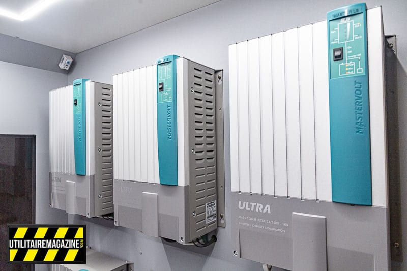 3 unités Mass Combi Ultra 24/3500-100 (230 V) pour alimenter la cuisine et son four.