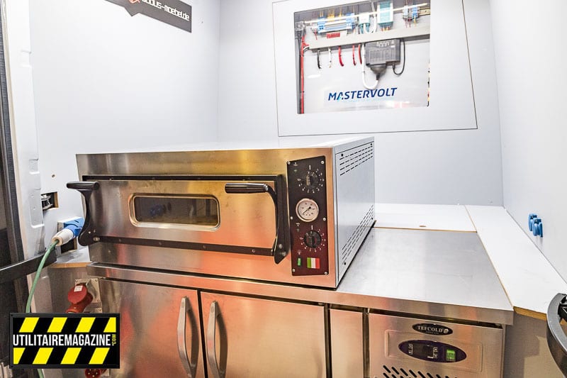 Un four à pizza professionnel autonome dans un fourgon.