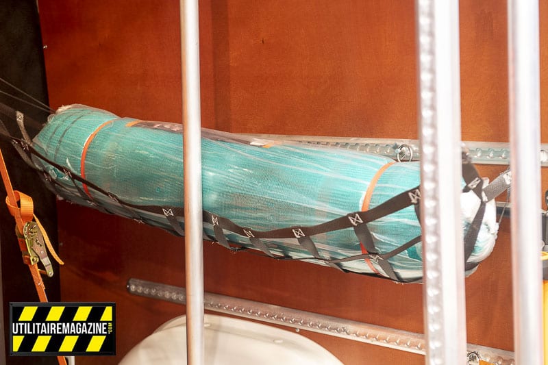 Il existe aussi des filets qui permettent de transporter des objets souples comme des bâches.