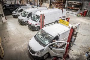 Dans le premier atelier, 5 fourgons utilitaires sont en train d'être aménagés