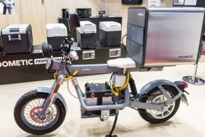 caisson isotherme Dometic sur moto électrique Cake, équivalent 50cm3