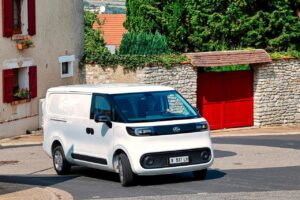 Quels utilitaires électriques offrent la meilleure autonomie pour les livraisons en ville ?