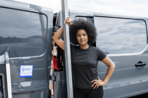 Utilitaire électrique vs diesel en ZFE : le vrai coût pour les pros en 2026