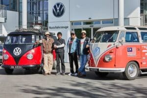 Deux VW Combi en tour du monde font escale à Hanovre, leur berceau