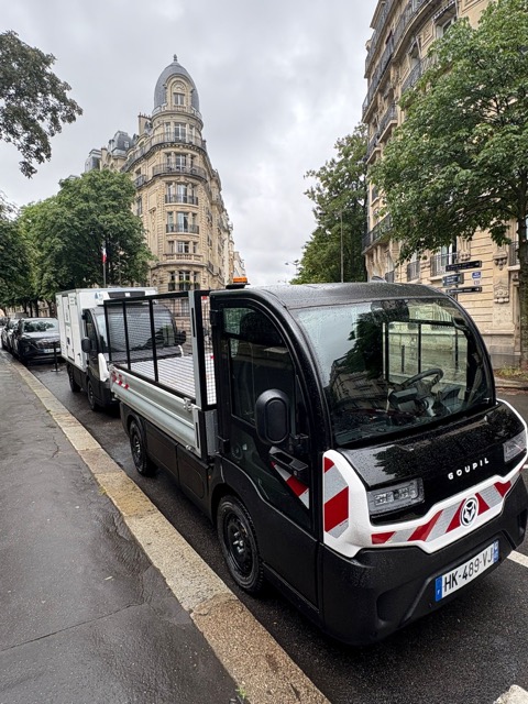Goupil G4+ en circulation urbaine, utilitaire électrique compact pour collectivités