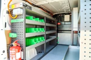 Aménagement de fourgon pour artisan : prix, normes et solutions pour un utilitaire qui travaille autant que vous